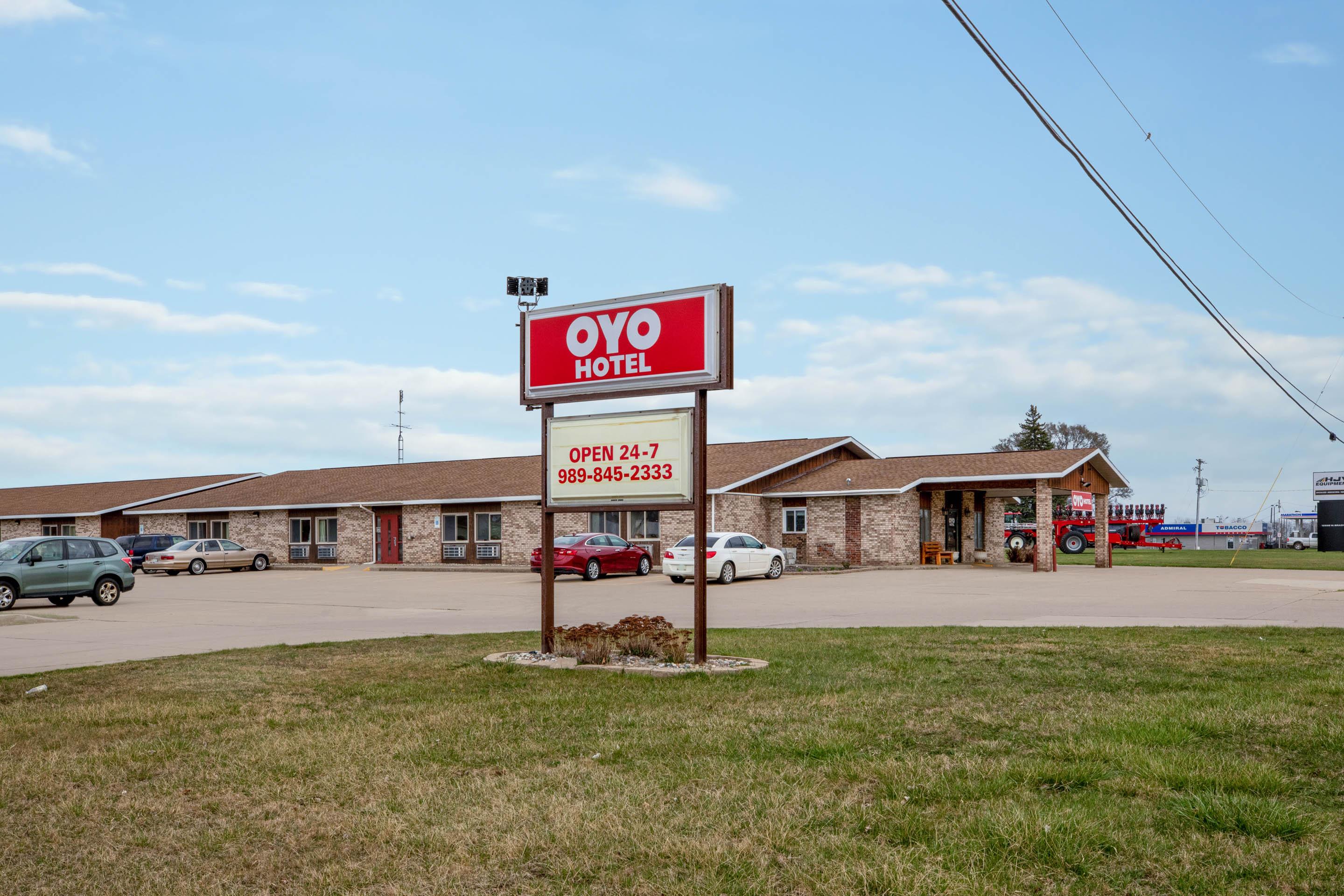 Oyo Hotel Chesaning Route 52 & Hwy 57 Exterior photo
